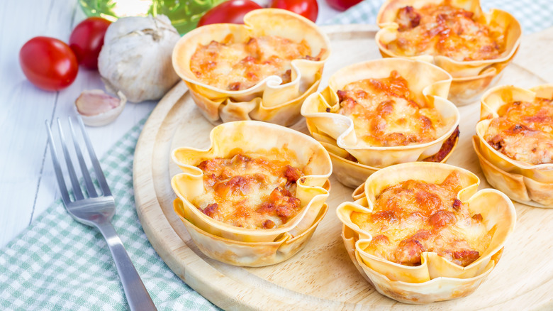 A plate of lasagna cups