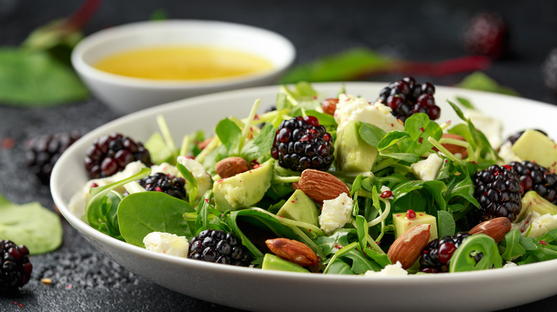 Green salad with almonds