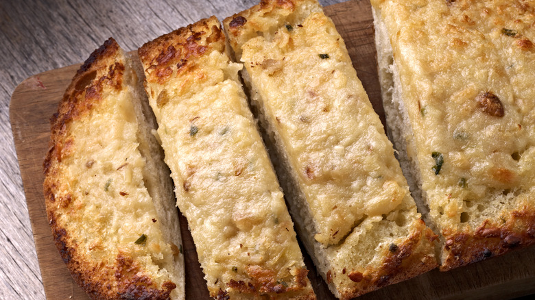garlic bread slices