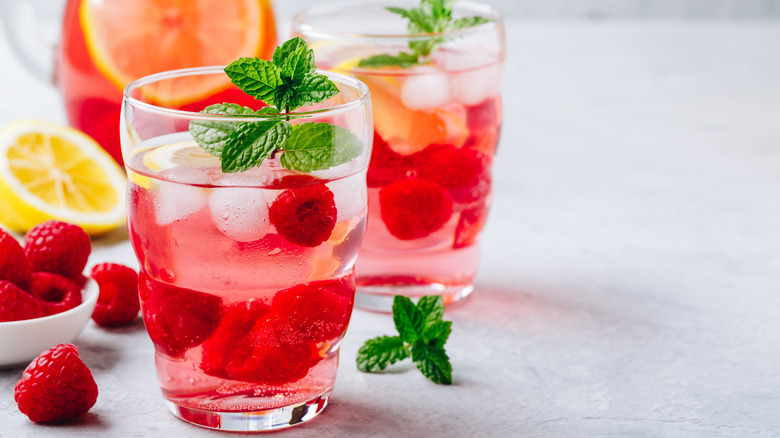 Raspberry iced tea cocktail with mint in glasses