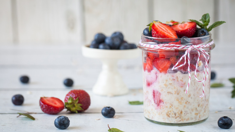 overnight oats with berries
