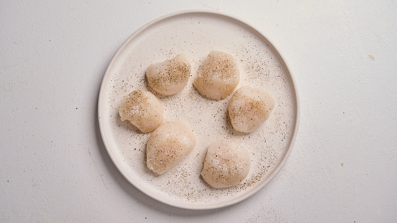 scallops seasoned with salt and pepper
