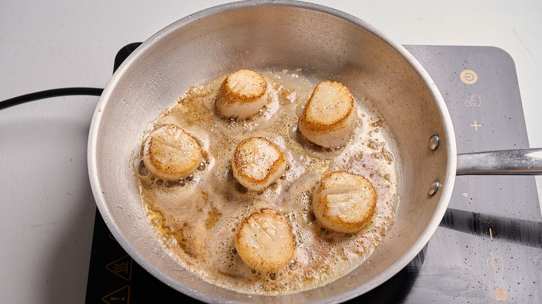 searing scallops in a skillet