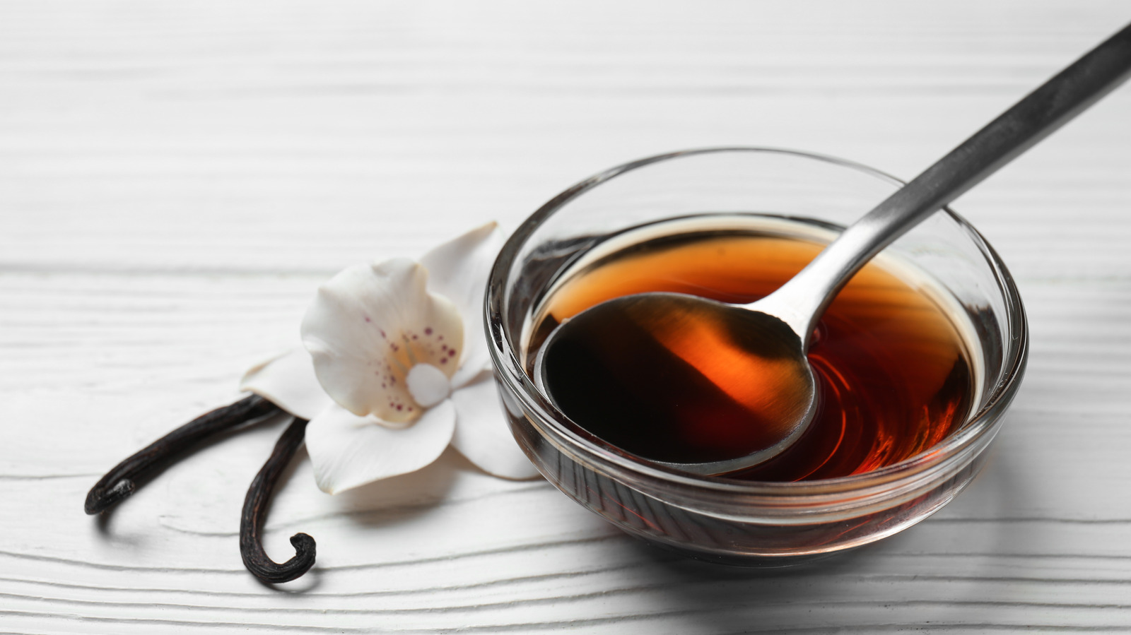 10 Vanilla Extract Substitutes That Taste Like The Real Thing