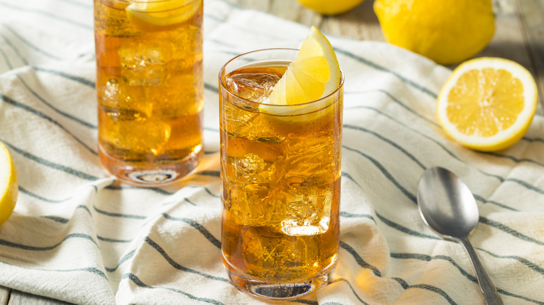 Iced sweet tea with lemon