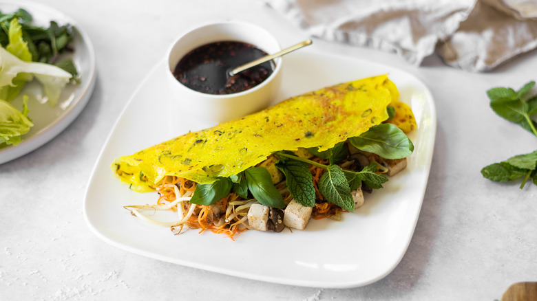 Vietnamese crepe with stuffing