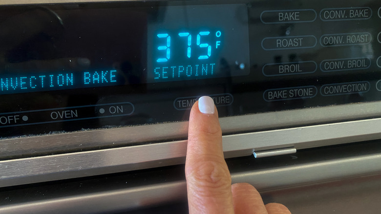 finger setting oven temperature