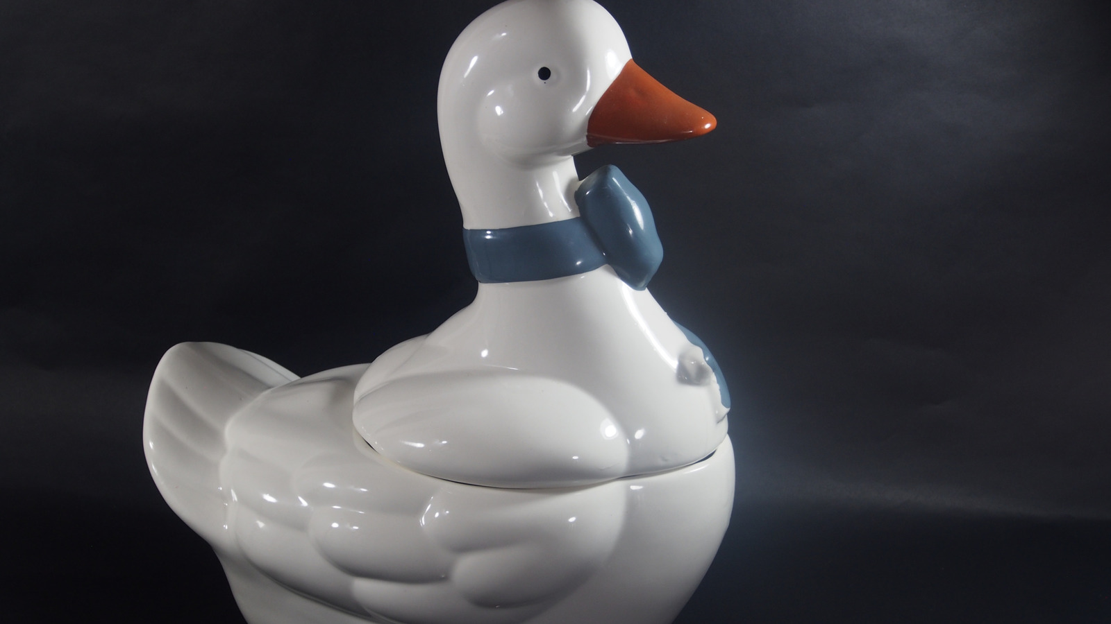 The Decades-Old Goose Kitchenware Worth Hunting On Thrift Store Shelves