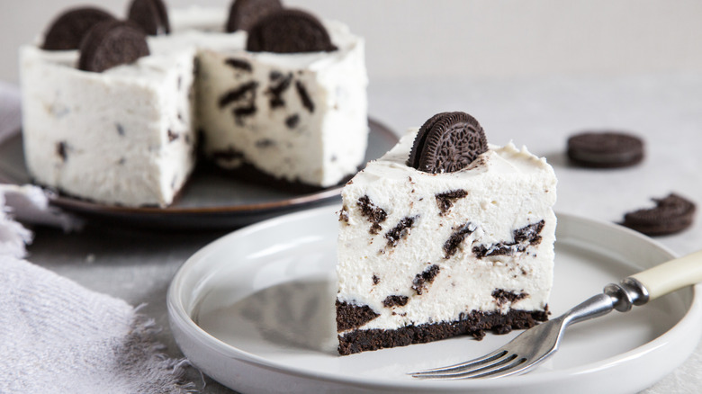 Plates with Oreo no-bake cake and slice