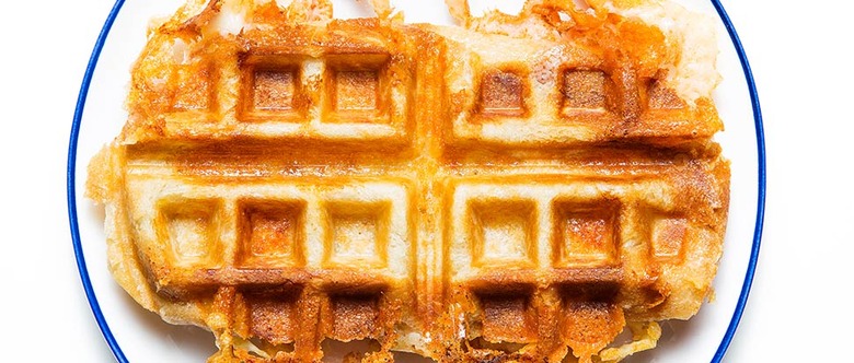 https://www.tastingtable.com/img/gallery/waffle-iron-hacks-grilled-cheese-hash-browns/image-import.jpg