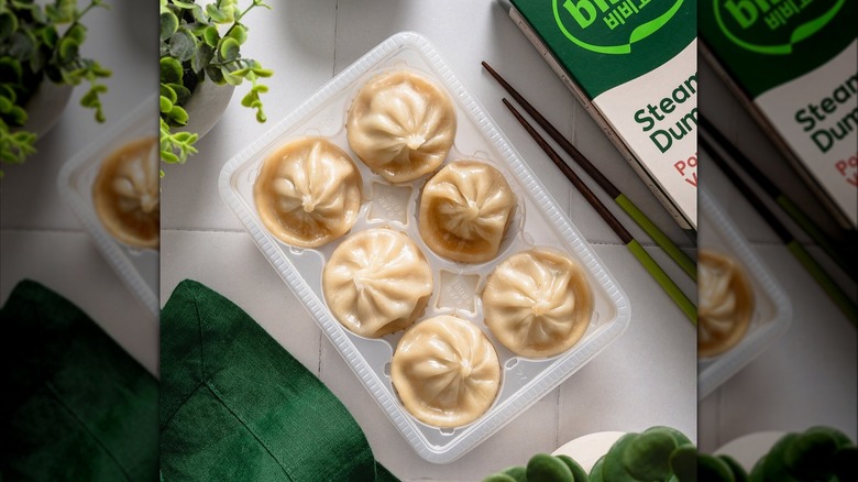Steamed dumplings and chopsticks