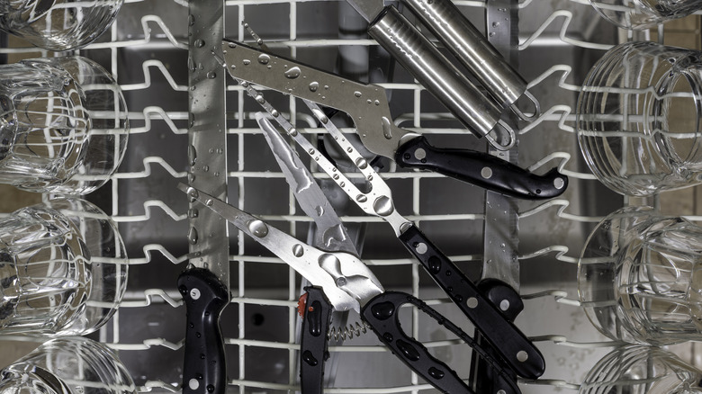 Kitchen knives in the dishwasher rack
