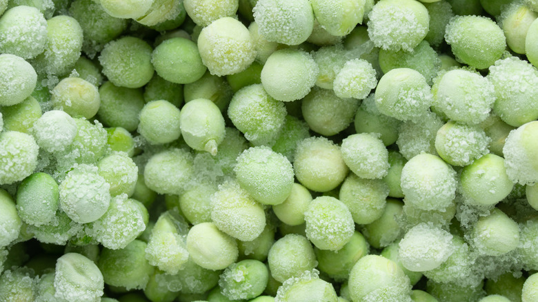 A pile of frozen peas