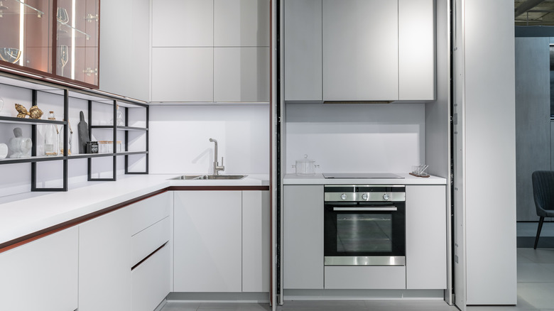 Kitchen with handleless cabinets
