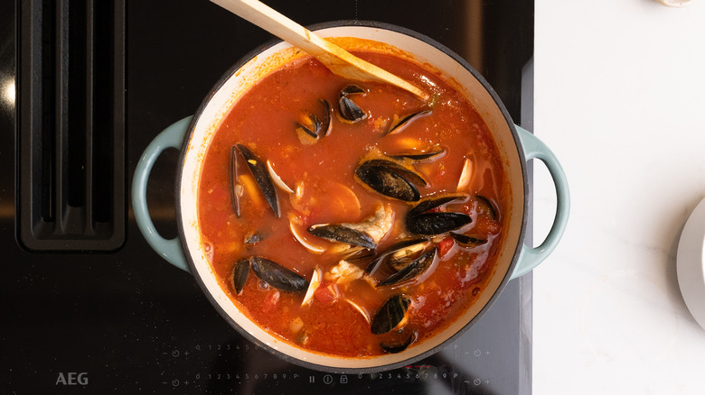 Tomato stew with mussels