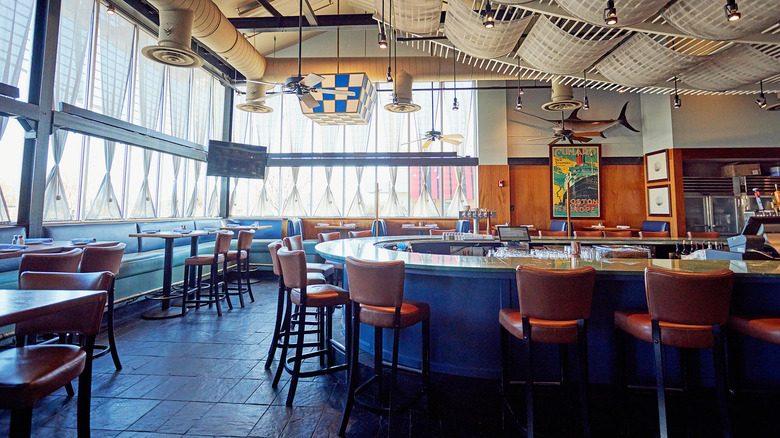 Legal Seafoods with bar area