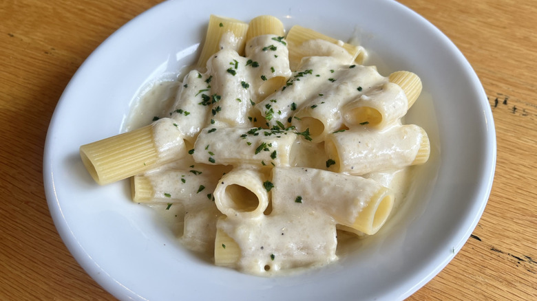 Alfredo sauce with rigatoni in bowl