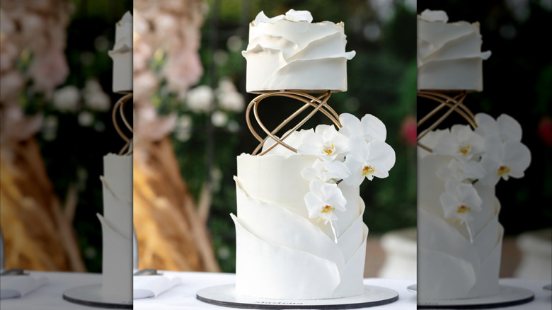 sculptural wedding cake