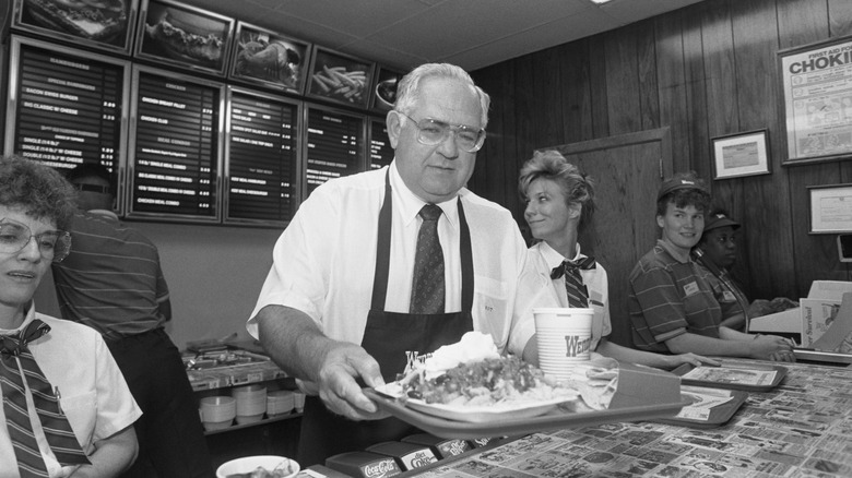 Dave Thomas serves a tray of food at Wendy's