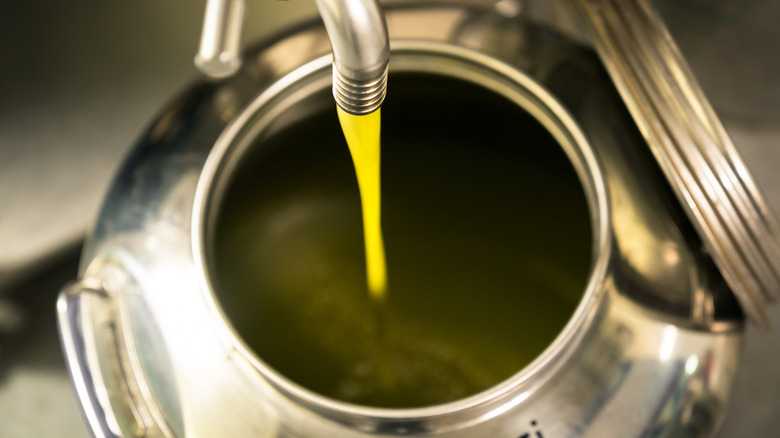 extra virgin olive oil pour