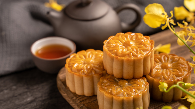 Cantonese-style mooncakes with tea