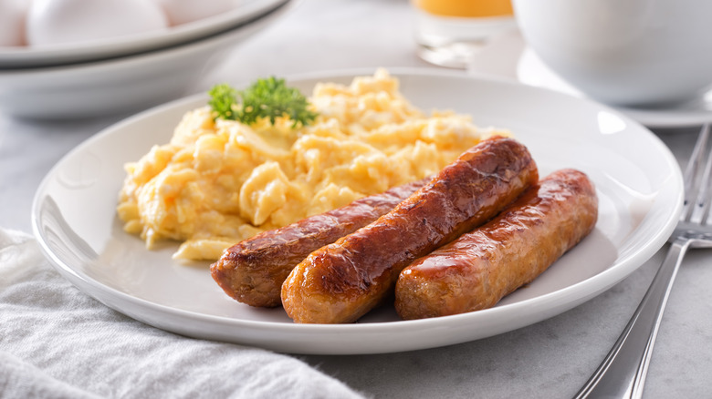 scrambled eggs and sausage links