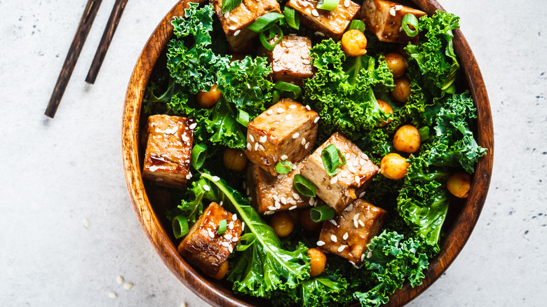 Kale salad with tofu, chickpeas