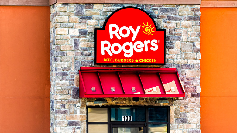 outside of a Roy Rogers fast food chain with red awning
