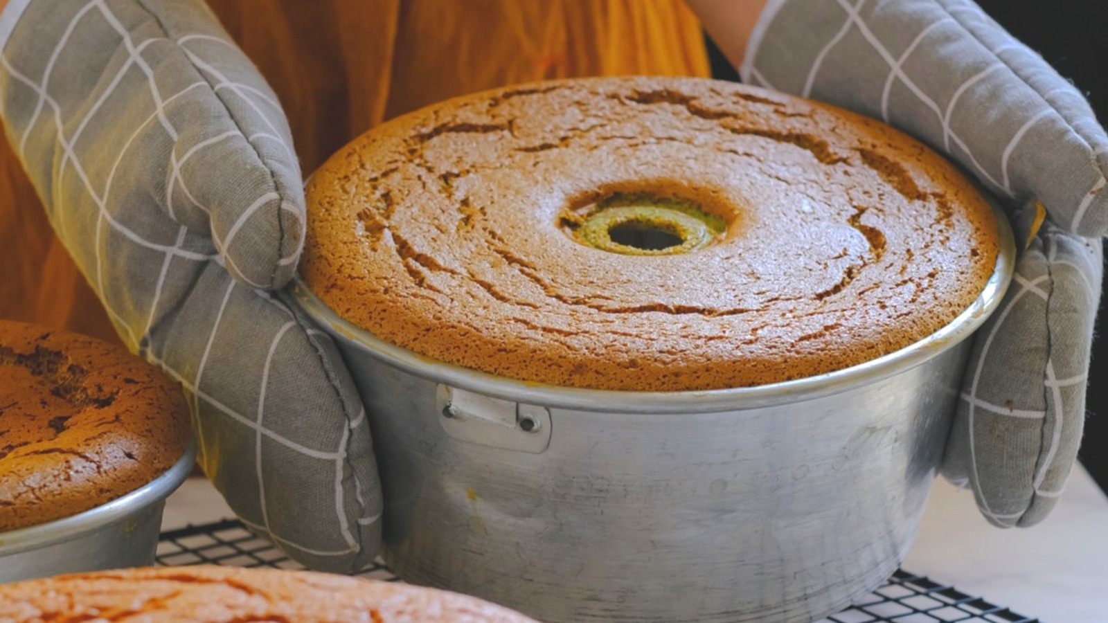 Why You Might Want To Drop Your Cake Right After It Comes Out Of The Oven - Tasting Table