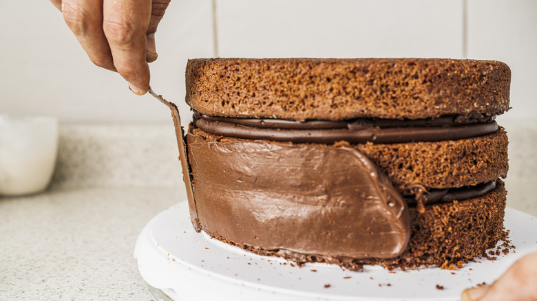 Icing chocolate cake