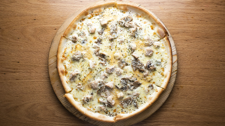 chicken alfredo pizza