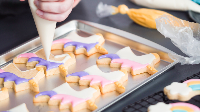 decorating cookies with icing