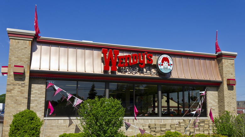 A Wendy's location under a bright, cloudless sky