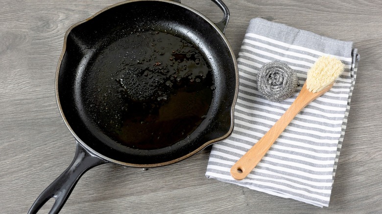 Cast iron pan with scrubbers