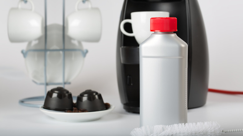 Liquid solution for descaling coffeemaker