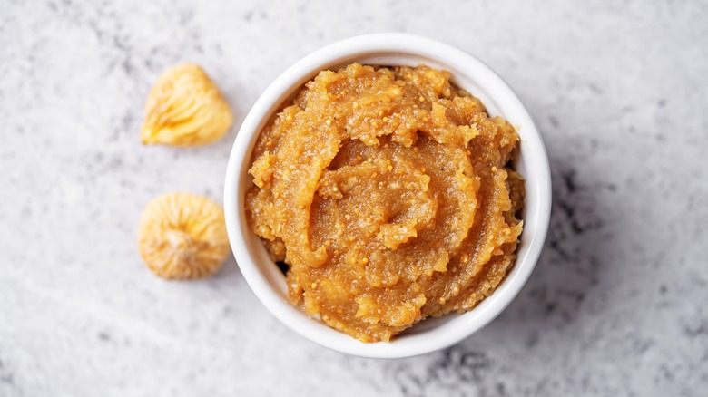 Bowl of fig paste next to dried figs