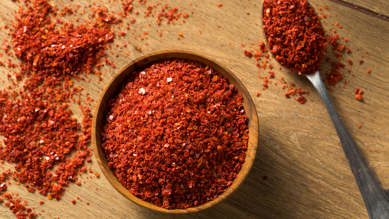 Chili Flakes vs Red Pepper Flakes: Key Differences and Recipes with Each One