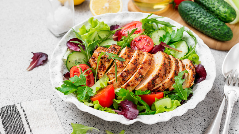 Green salad with grilled chicken