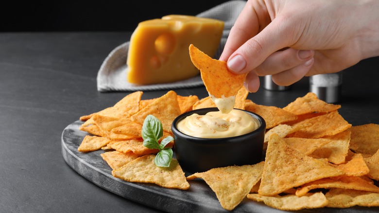 nachos with cheese dipping sauce