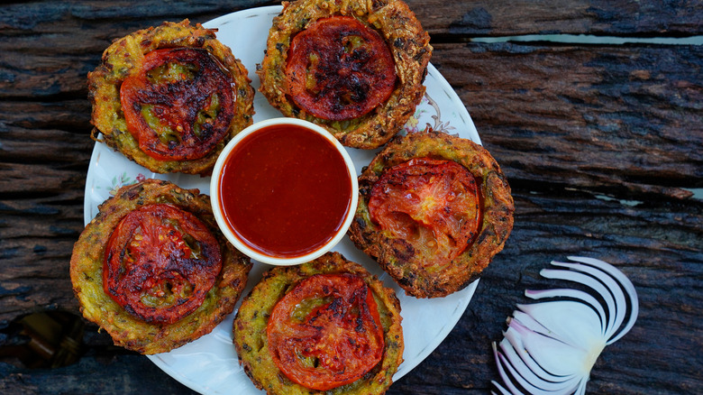 Chapli kabab with tomatoes 