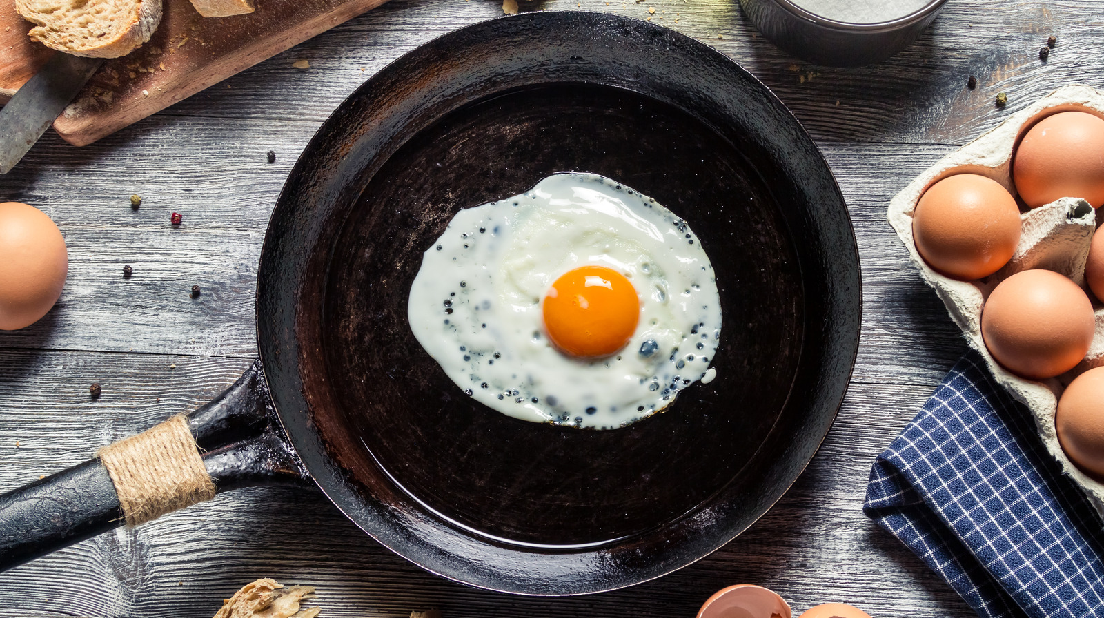 https://www.tastingtable.com/img/gallery/what-makes-sunny-side-up-eggs-different-from-over-easy/l-intro-1674070267.jpg