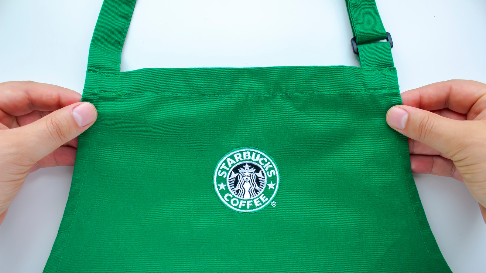 ¿Qué significan los delantales de Starbucks en diferentes colores?