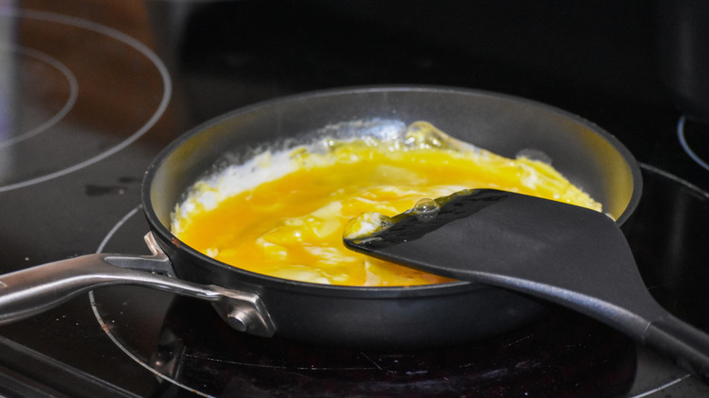 Cooking eggs in a stainless steel pan