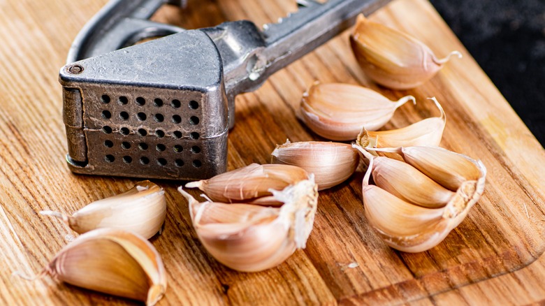 Garlic press with garlic