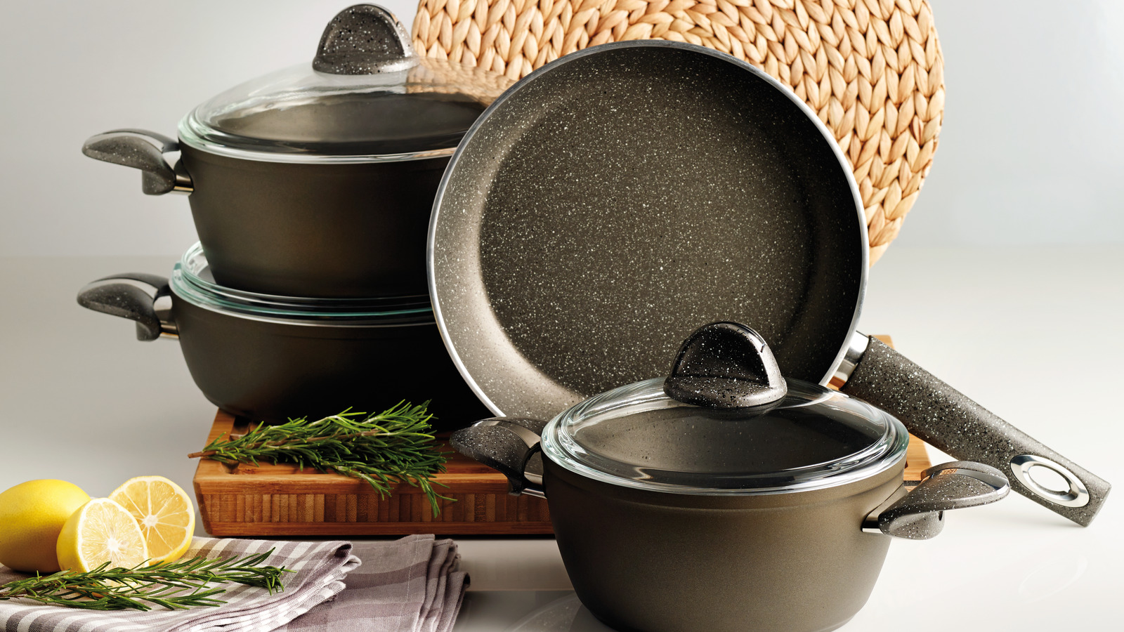 https://www.tastingtable.com/img/gallery/what-to-consider-when-choosing-between-ceramic-and-teflon-pans/l-intro-1668624058.jpg