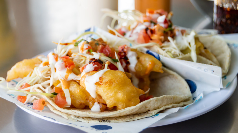 plate of fish tacos