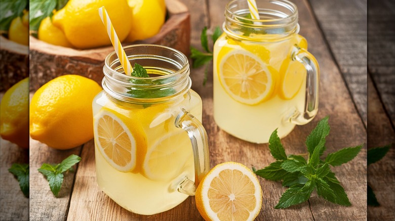 Two glasses of lemonade with lemons