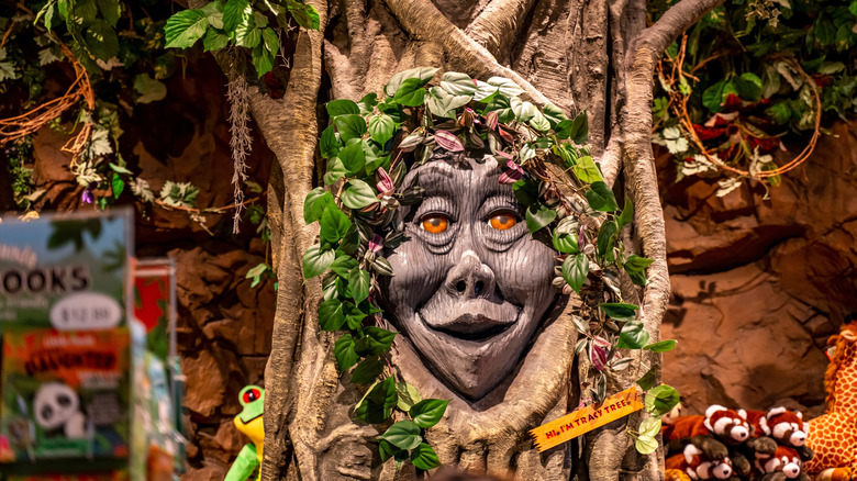 The Talking Tree at a Rainforest Cafe location