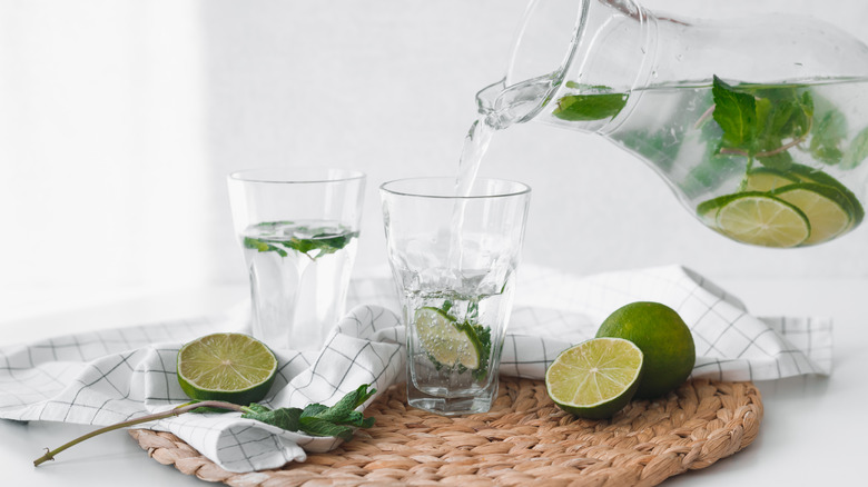 water with lime and mint 