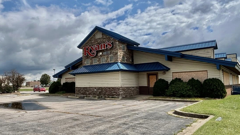 An abandoned Ryan's Buffet building